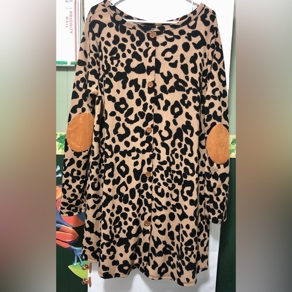 Donating Soon Chris & Carol Leopard Print Long Sleeve Tunic Top View 6